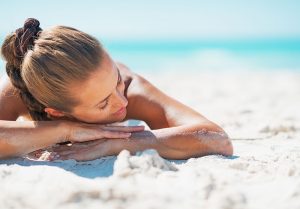 Tomar sol em excesso pode causar manchas e alergias na pele