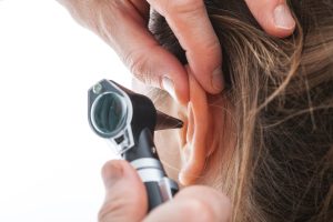 Casos de dor de ouvido aumentam no verão. Saiba evitar o problema