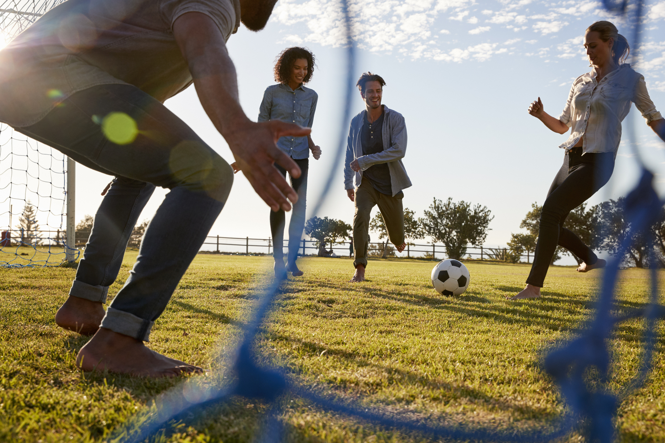 5 benefícios de jogar futebol com os amigos