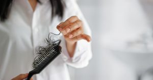 Dermatologista aponta hábitos prejudiciais para o cabelo