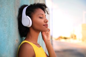 Volume de fones de ouvido pode prejudicar a saúde auditiva