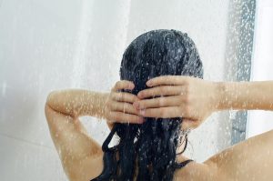 Lavar o cabelo todos os dias faz mal?