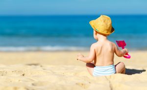 A idade ideal para levar os bebês à praia