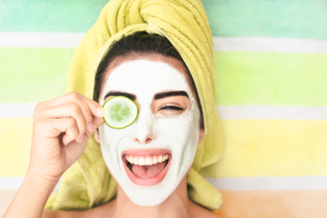 Rotina de skincare e alimentação saudável